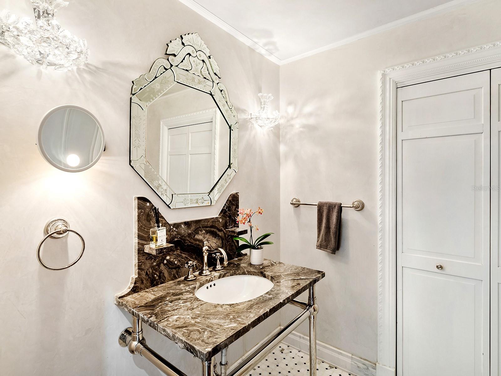 1310 S Lk Shr Dr SARASOTA, FL 34231