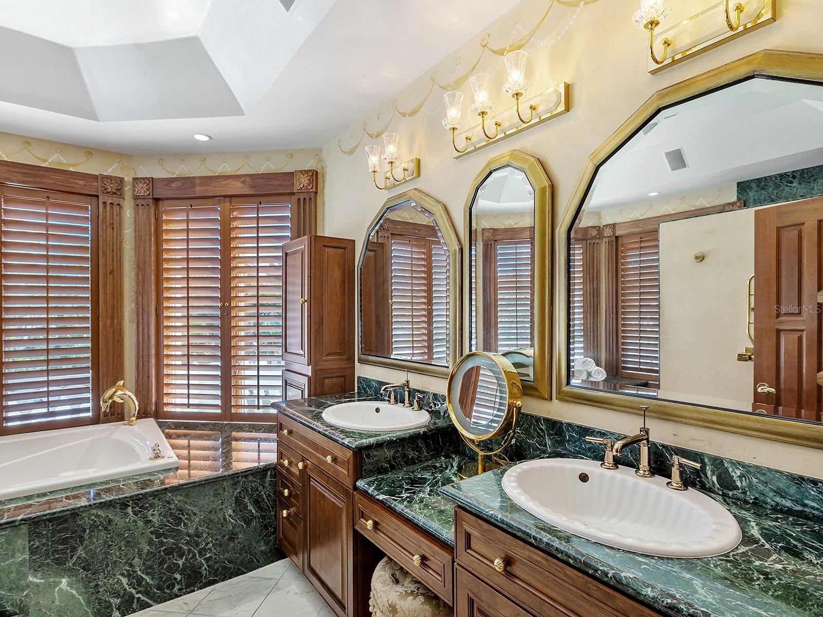 1310 S Lk Shr Dr SARASOTA, FL 34231