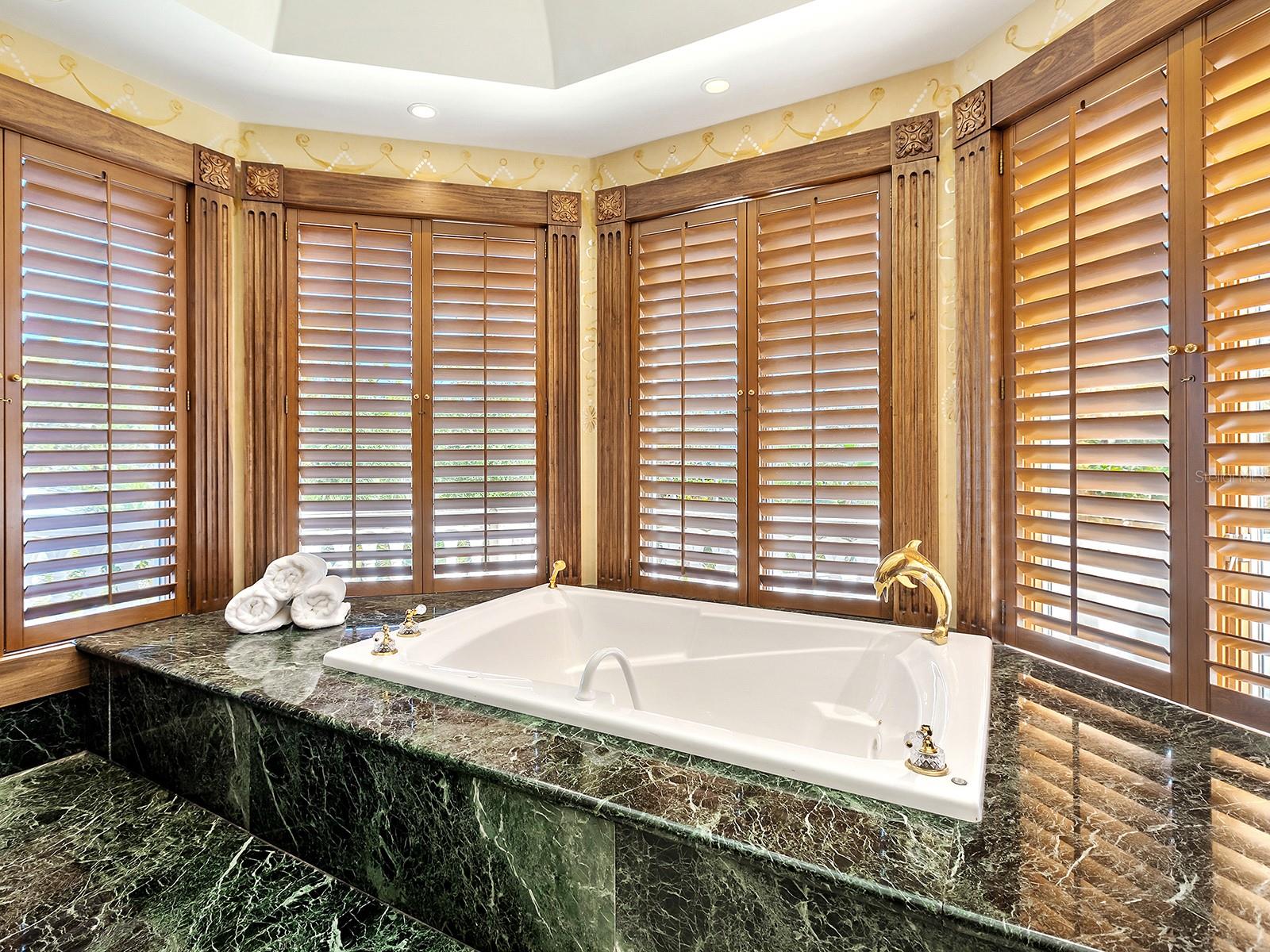 1310 S Lk Shr Dr SARASOTA, FL 34231