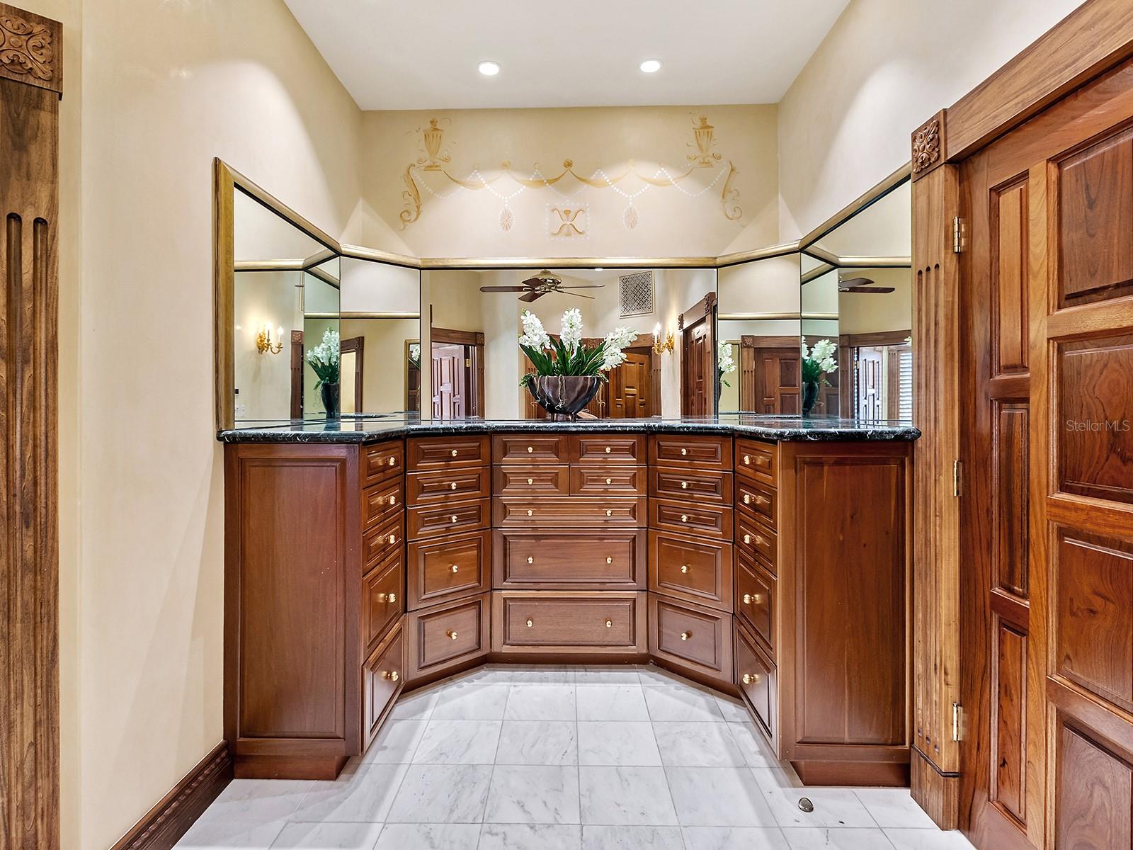 1310 S Lk Shr Dr SARASOTA, FL 34231