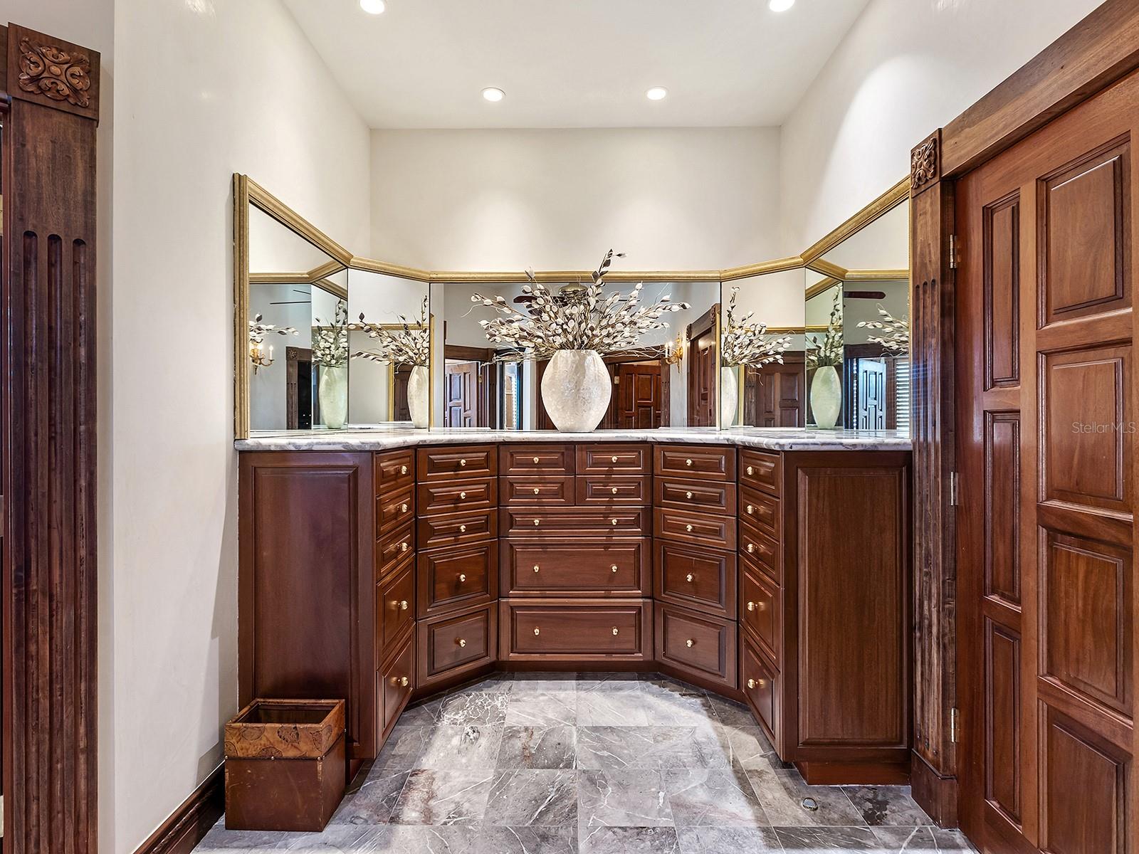 1310 S Lk Shr Dr SARASOTA, FL 34231