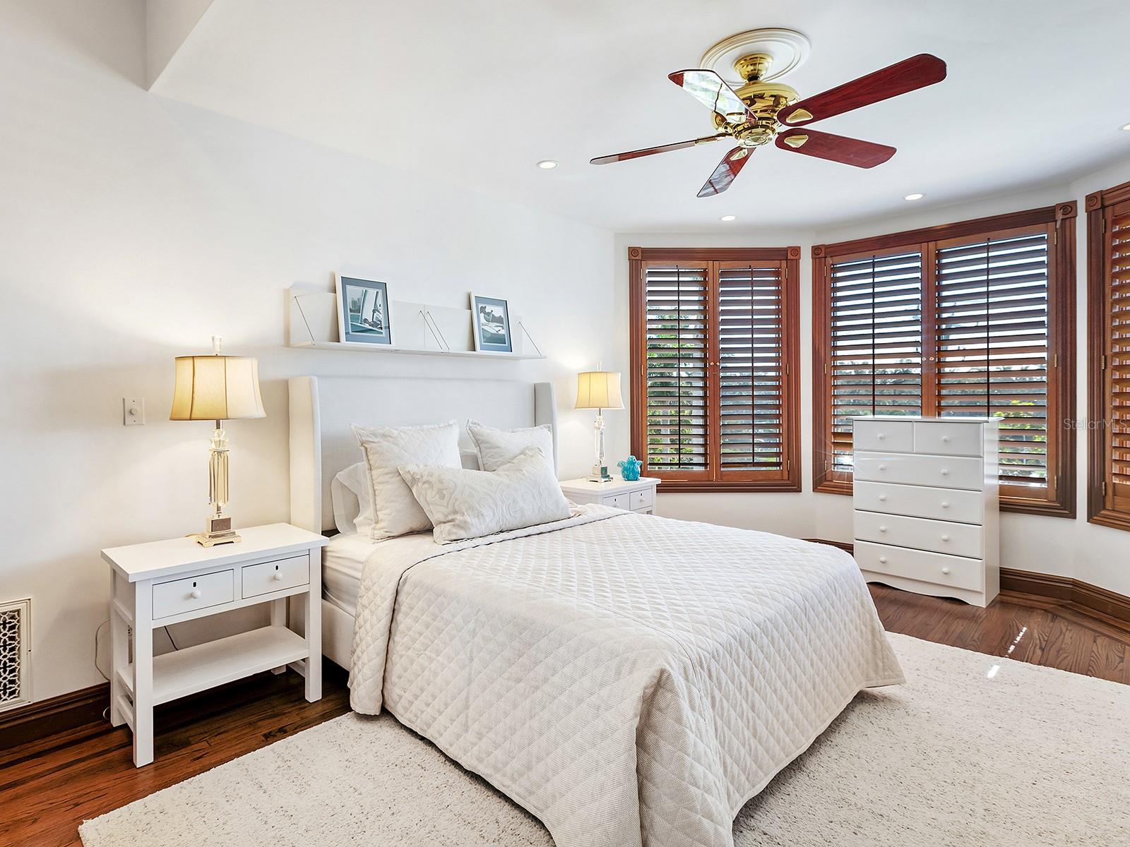 1310 S Lk Shr Dr SARASOTA, FL 34231