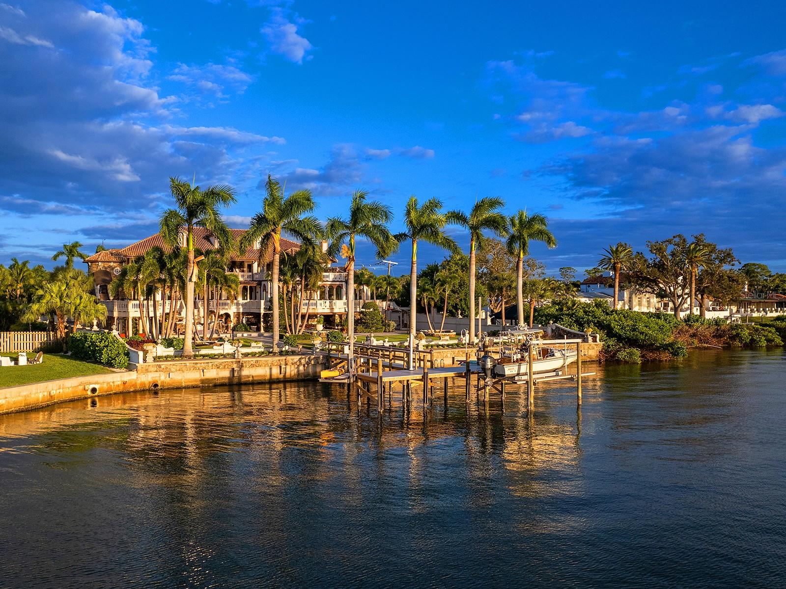 1310 S Lk Shr Dr SARASOTA, FL 34231