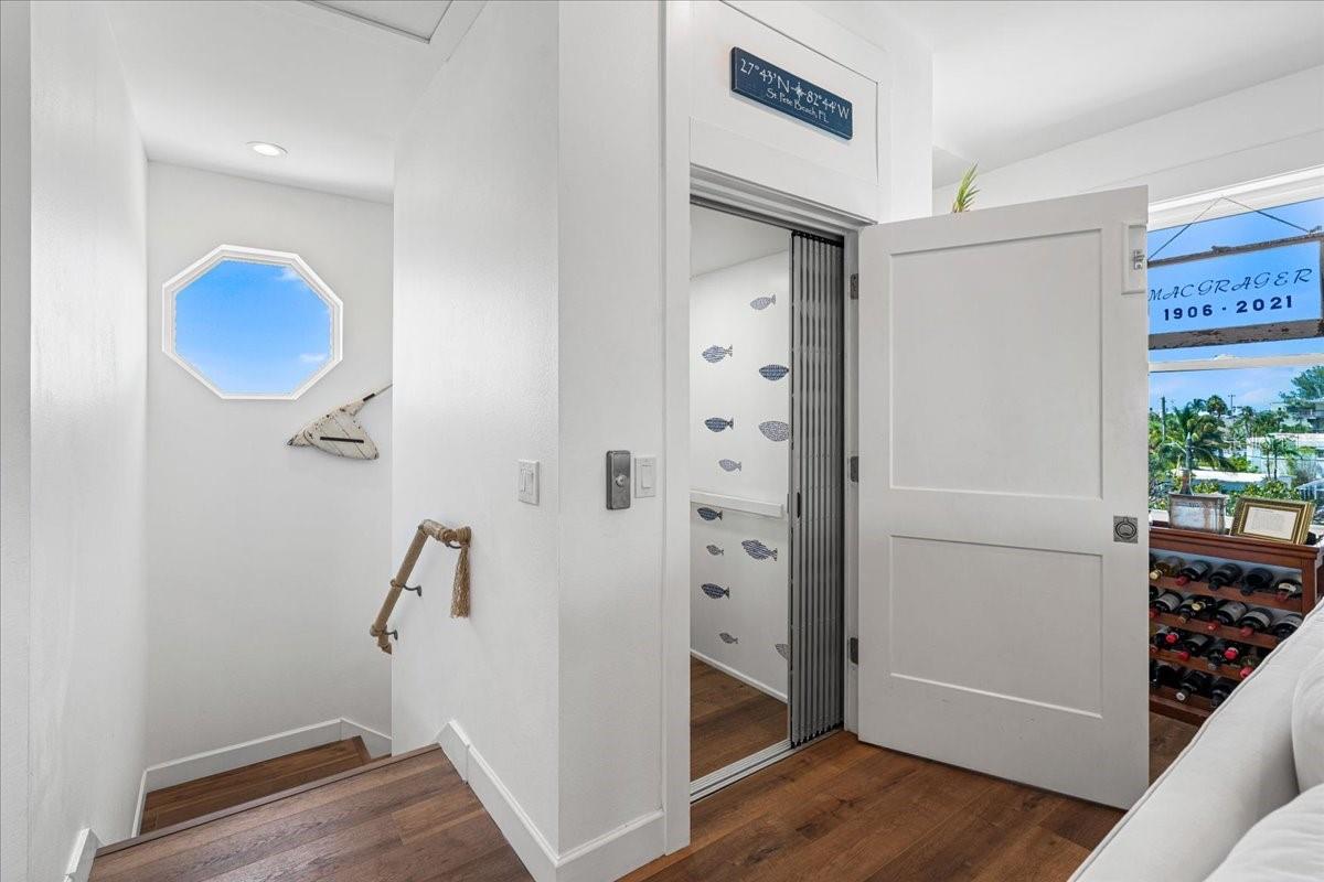 1002 PASS A GRILLE Way ST PETE BEACH, FL 33706