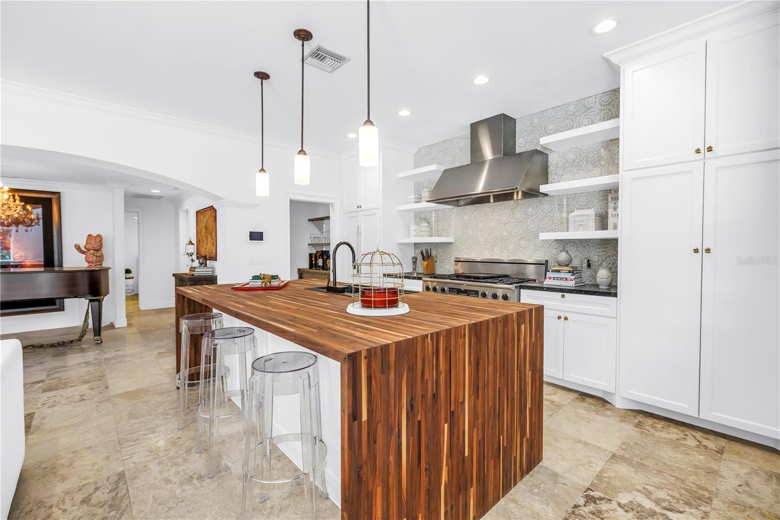 145 BAY Pt Dr ST PETERSBURG, FL 33704