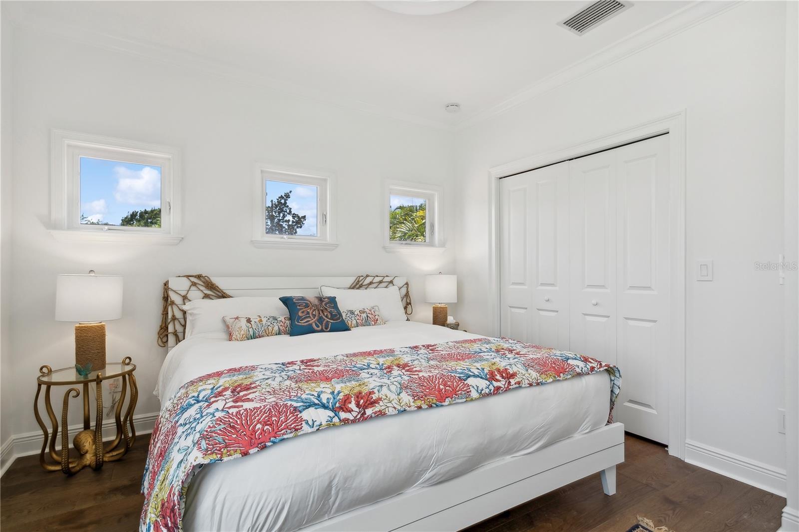 145 BAY Pt Dr ST PETERSBURG, FL 33704