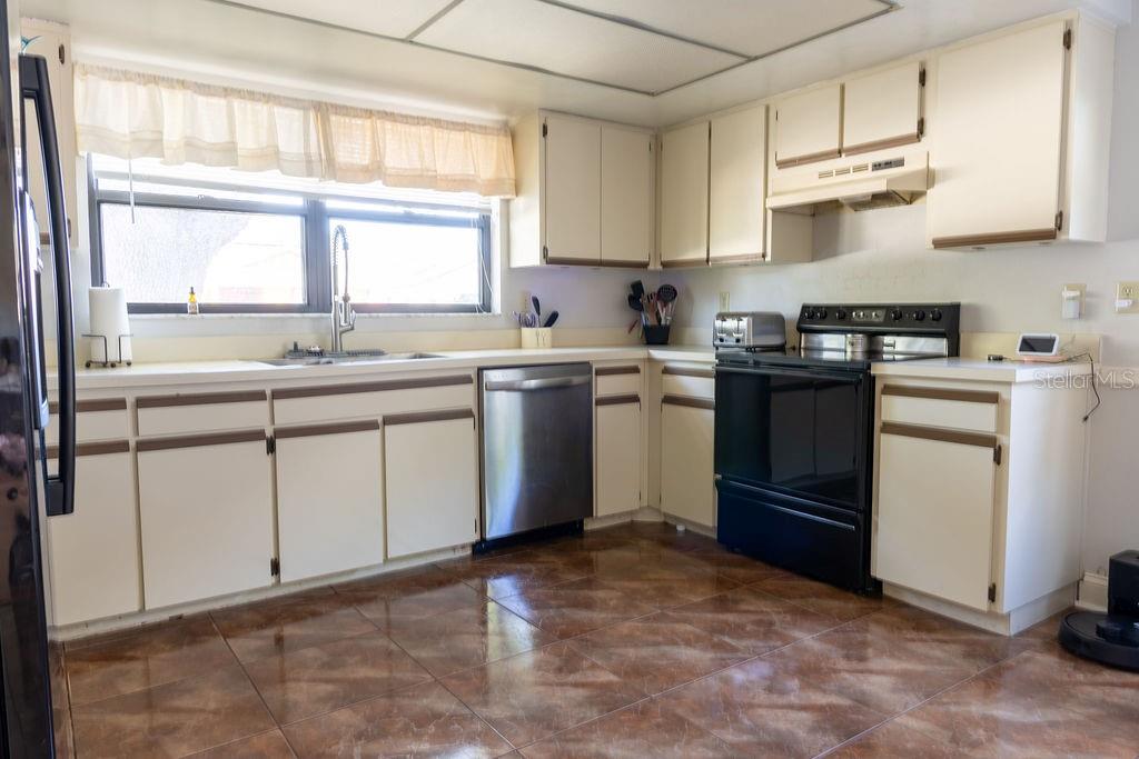 1707 WHISPERING Dr LARGO, FL 33771
