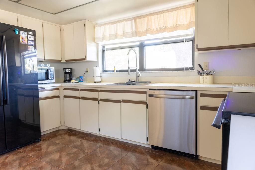 1707 WHISPERING Dr LARGO, FL 33771