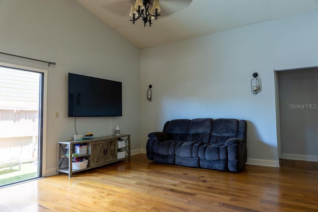 1707 WHISPERING Dr LARGO, FL 33771