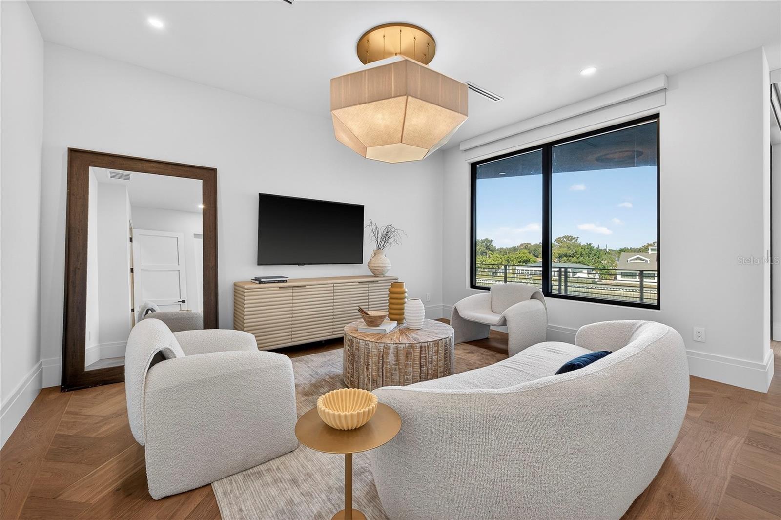 1075 31ST Ter ST PETERSBURG, FL 33704