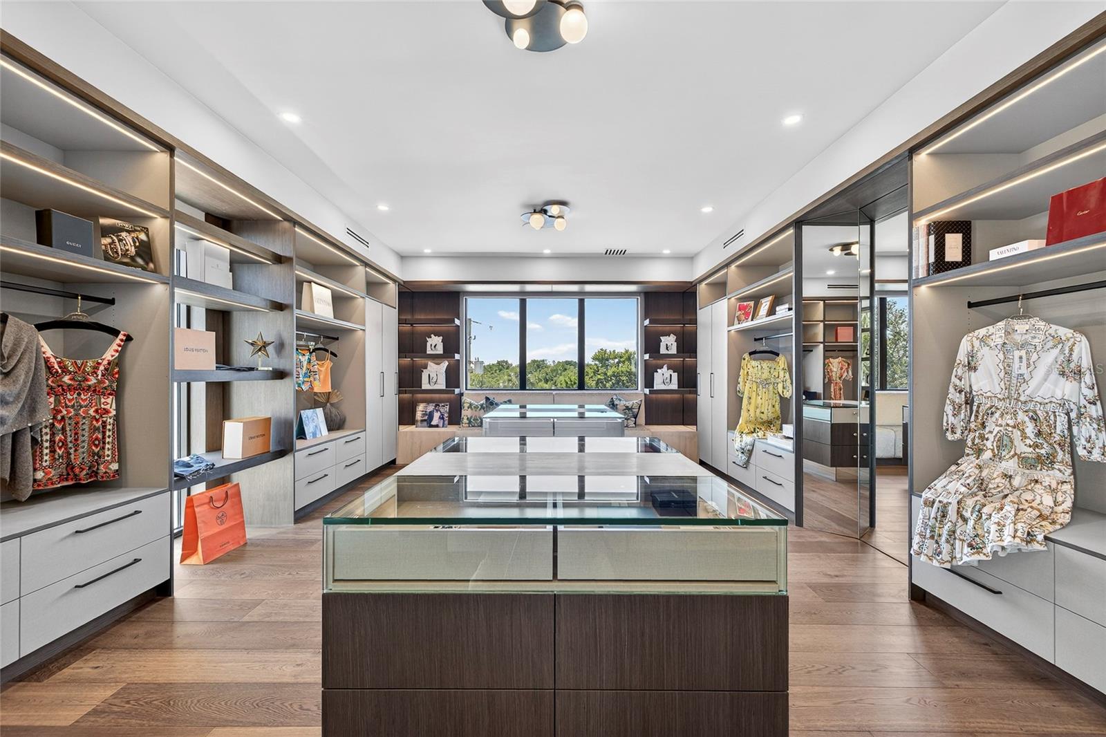 1075 31ST Ter ST PETERSBURG, FL 33704