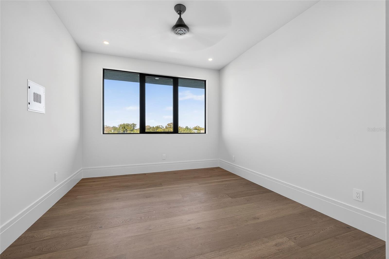 1075 31ST Ter ST PETERSBURG, FL 33704