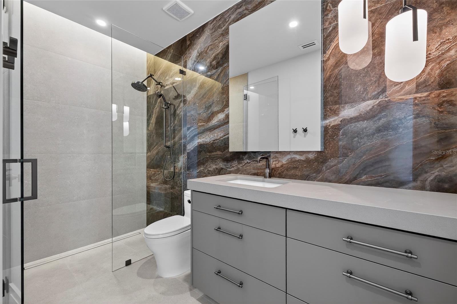 1075 31ST Ter ST PETERSBURG, FL 33704