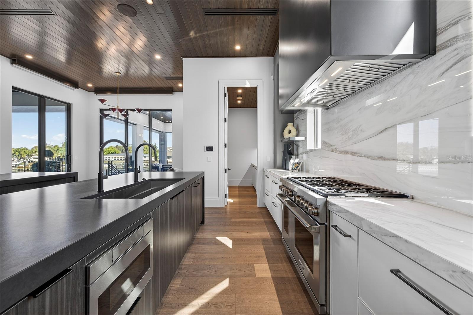 1075 31ST Ter ST PETERSBURG, FL 33704