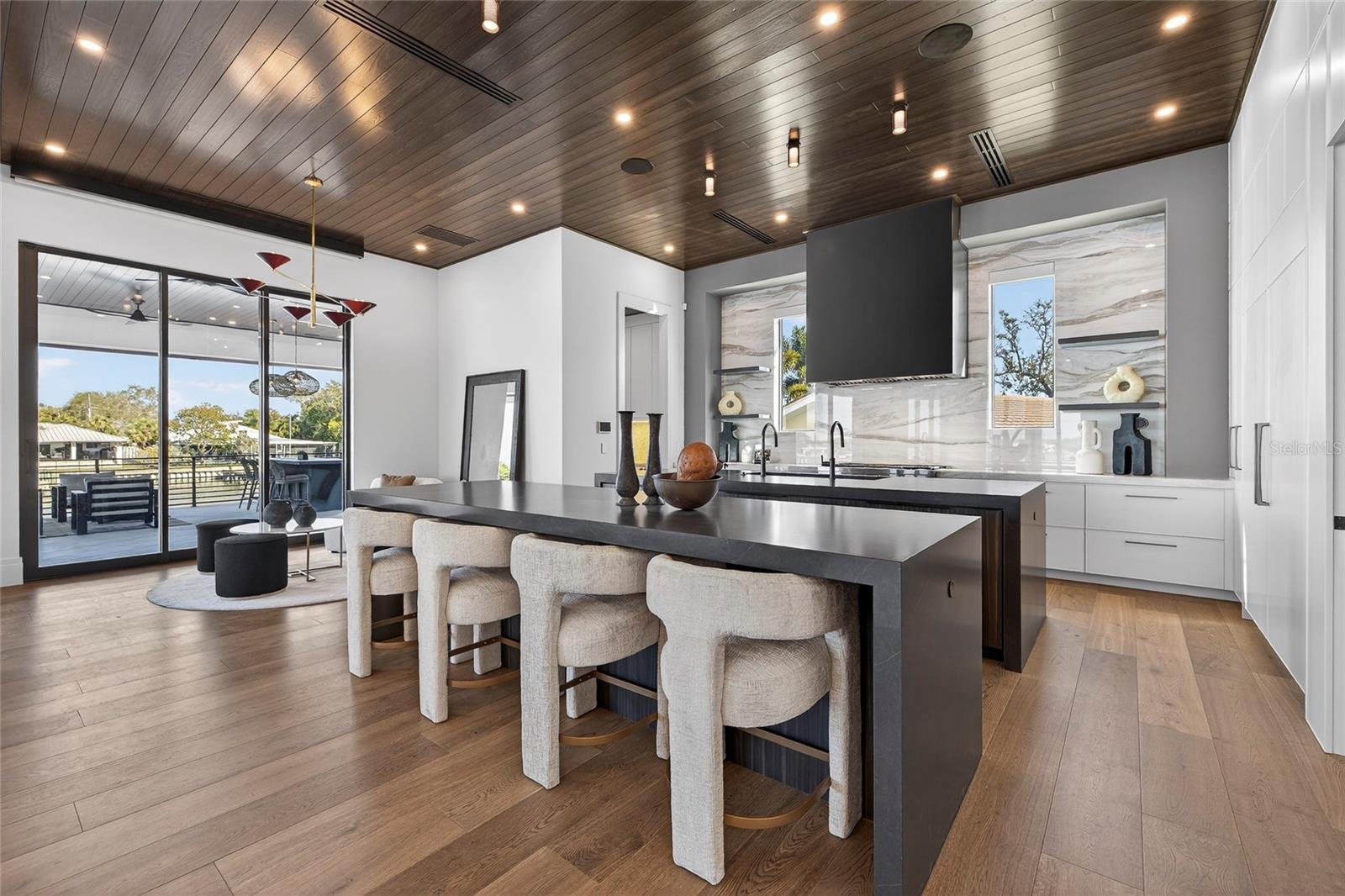 1075 31ST Ter ST PETERSBURG, FL 33704