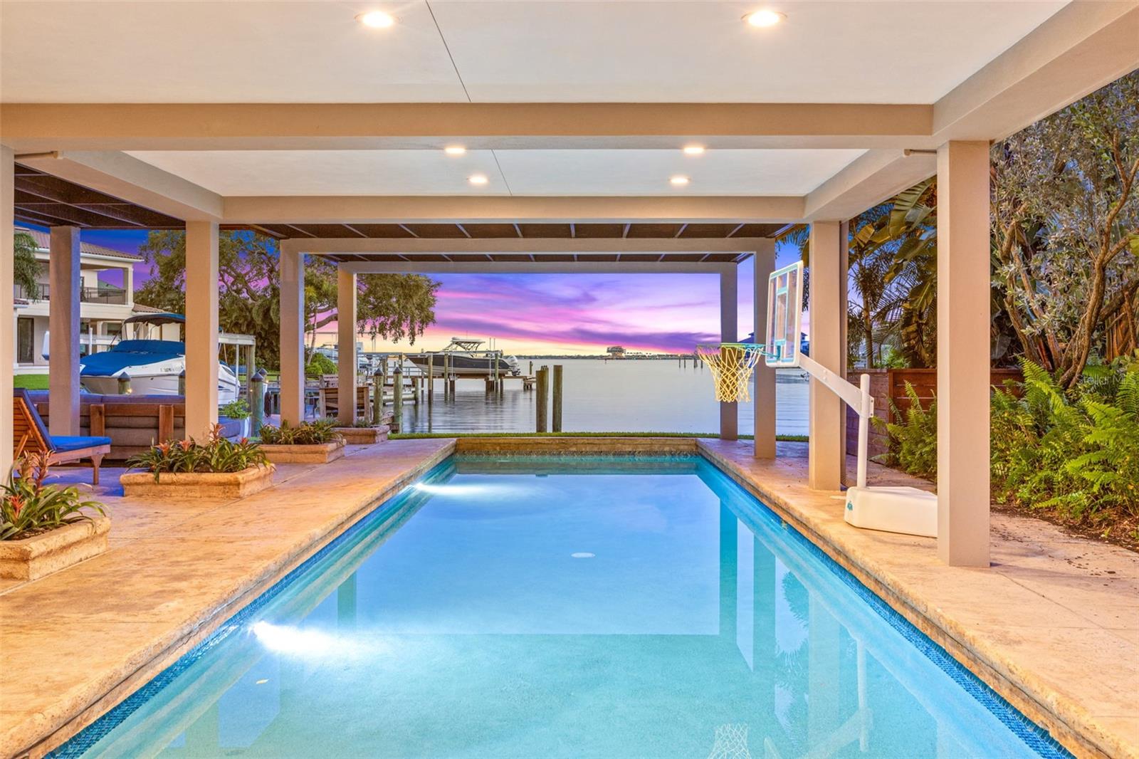 1365 BRIGHTWATERS Blvd ST PETERSBURG, FL 33704