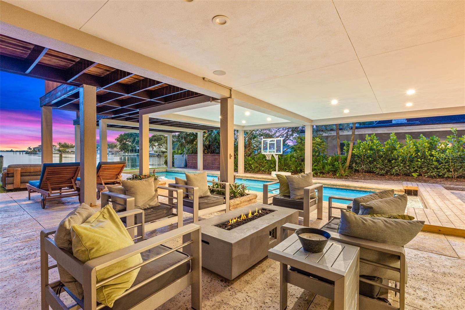 1365 BRIGHTWATERS Blvd ST PETERSBURG, FL 33704