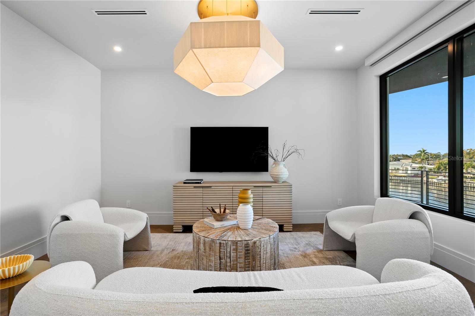 1075 31ST Ter ST PETERSBURG, FL 33704