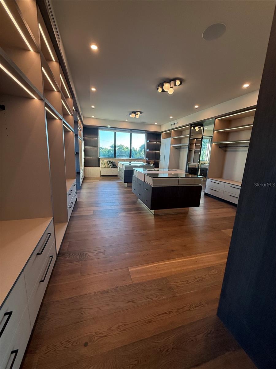 1075 31ST Ter ST PETERSBURG, FL 33704