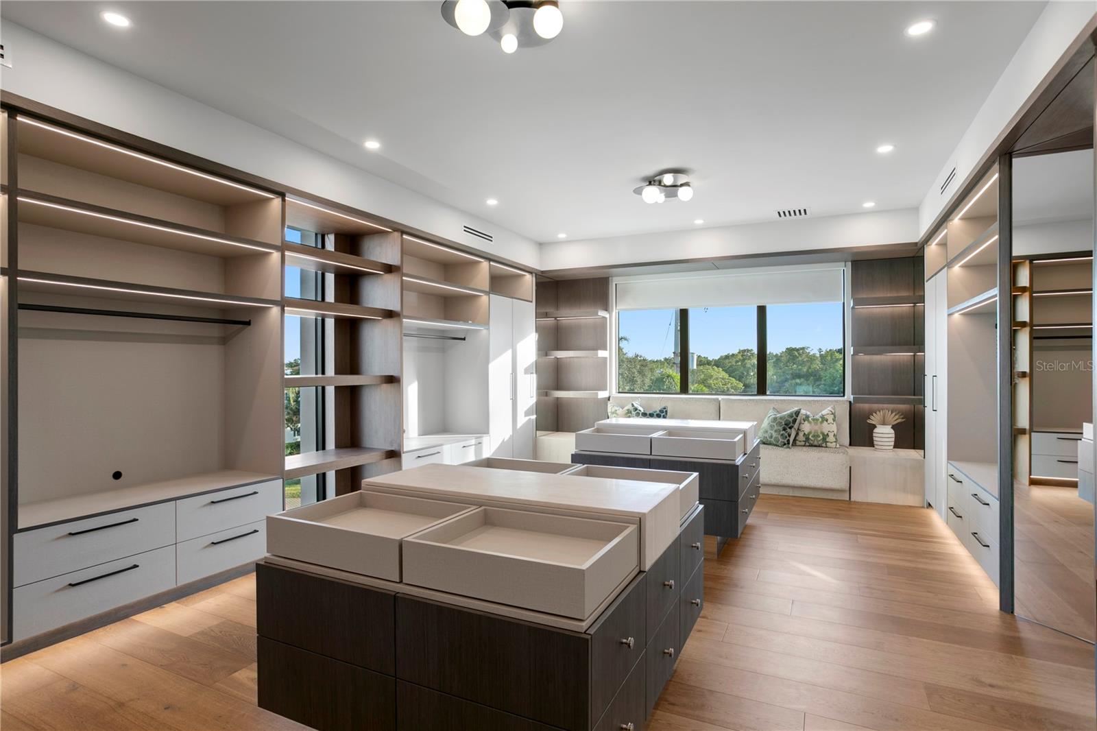 1075 31ST Ter ST PETERSBURG, FL 33704