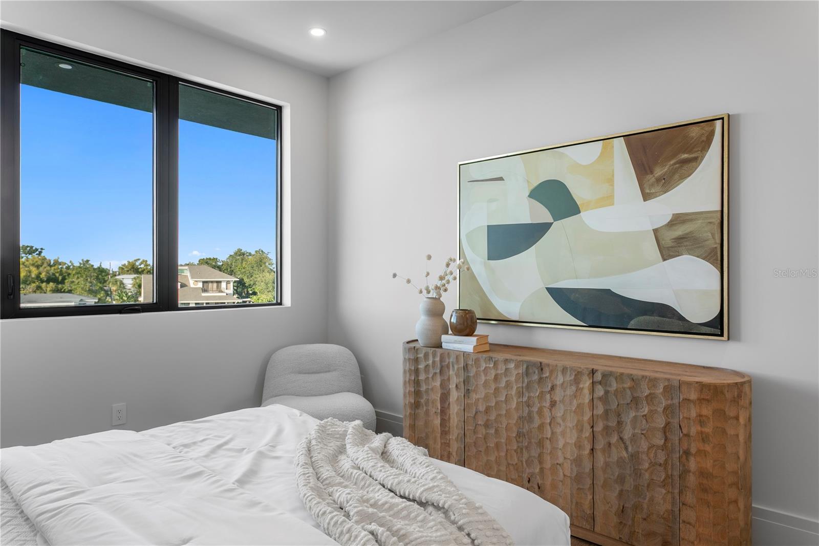 1075 31ST Ter ST PETERSBURG, FL 33704