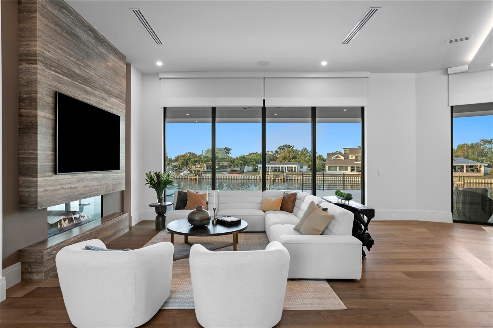 1075 31ST Ter ST PETERSBURG, FL 33704