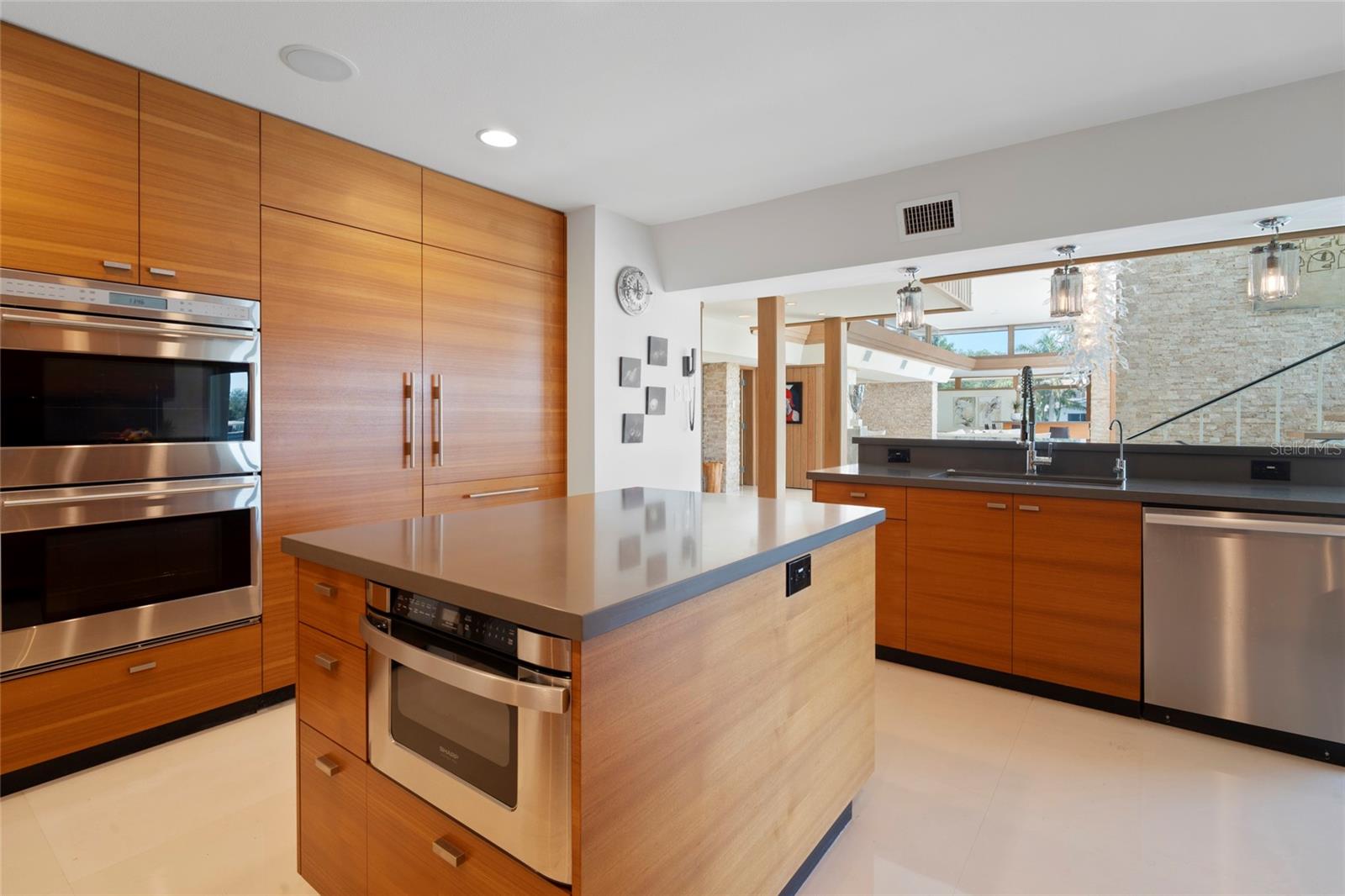 10 BRIGHTWATERS Cir ST PETERSBURG, FL 33704