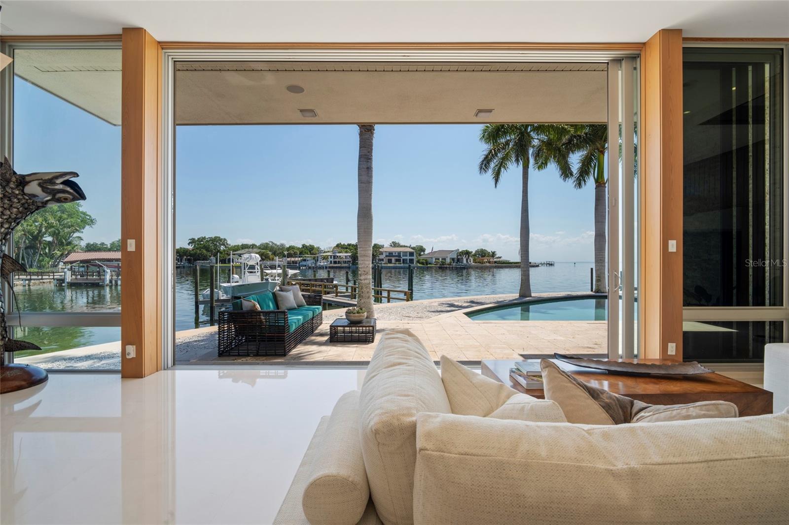 10 BRIGHTWATERS Cir ST PETERSBURG, FL 33704