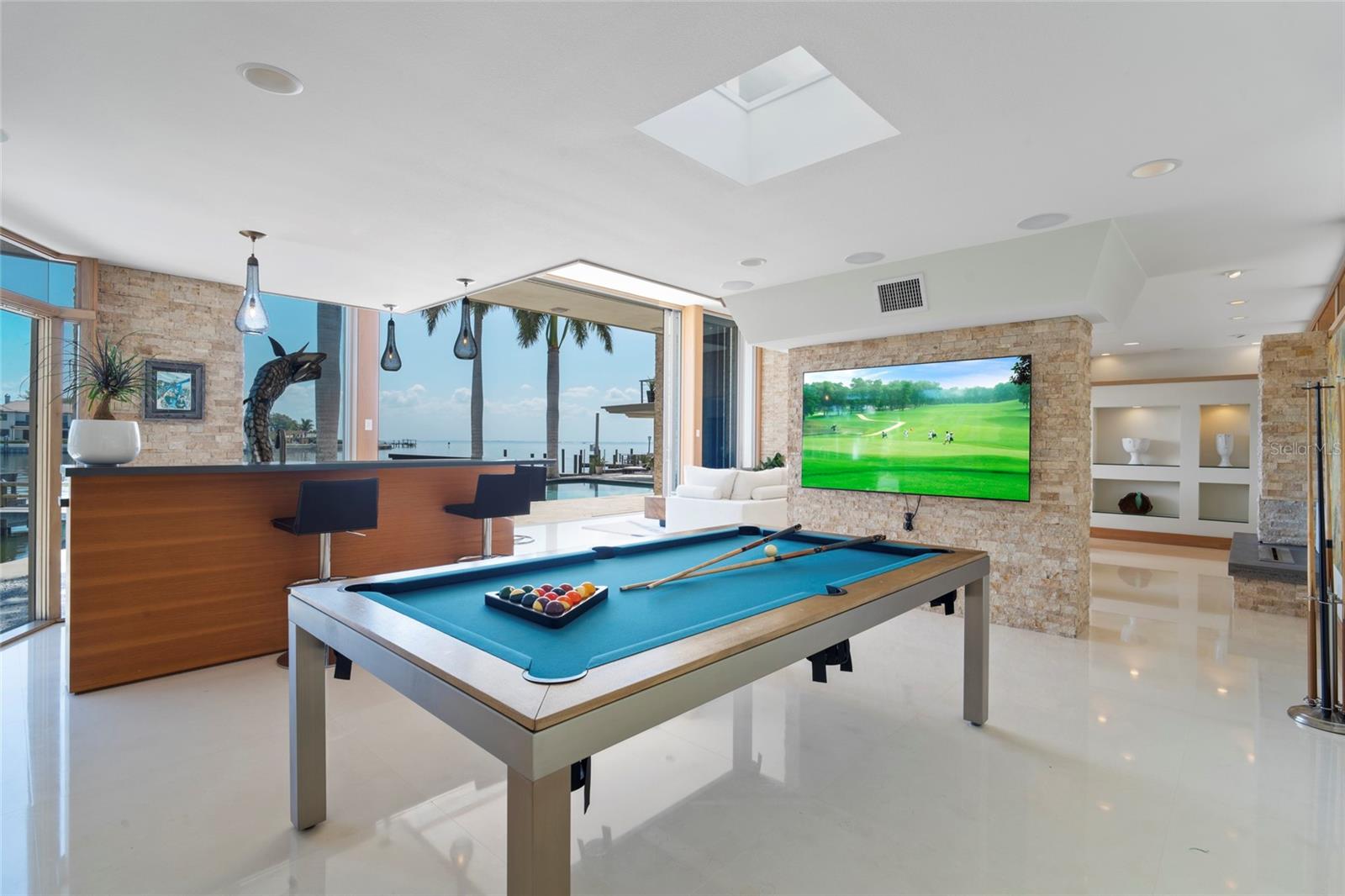 10 BRIGHTWATERS Cir ST PETERSBURG, FL 33704