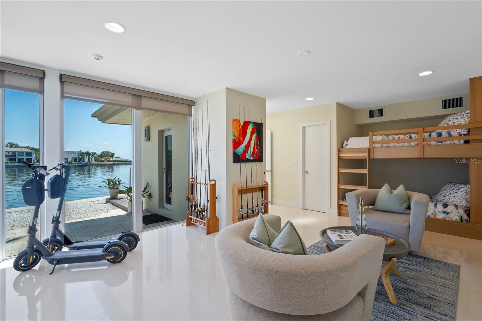 10 BRIGHTWATERS Cir ST PETERSBURG, FL 33704