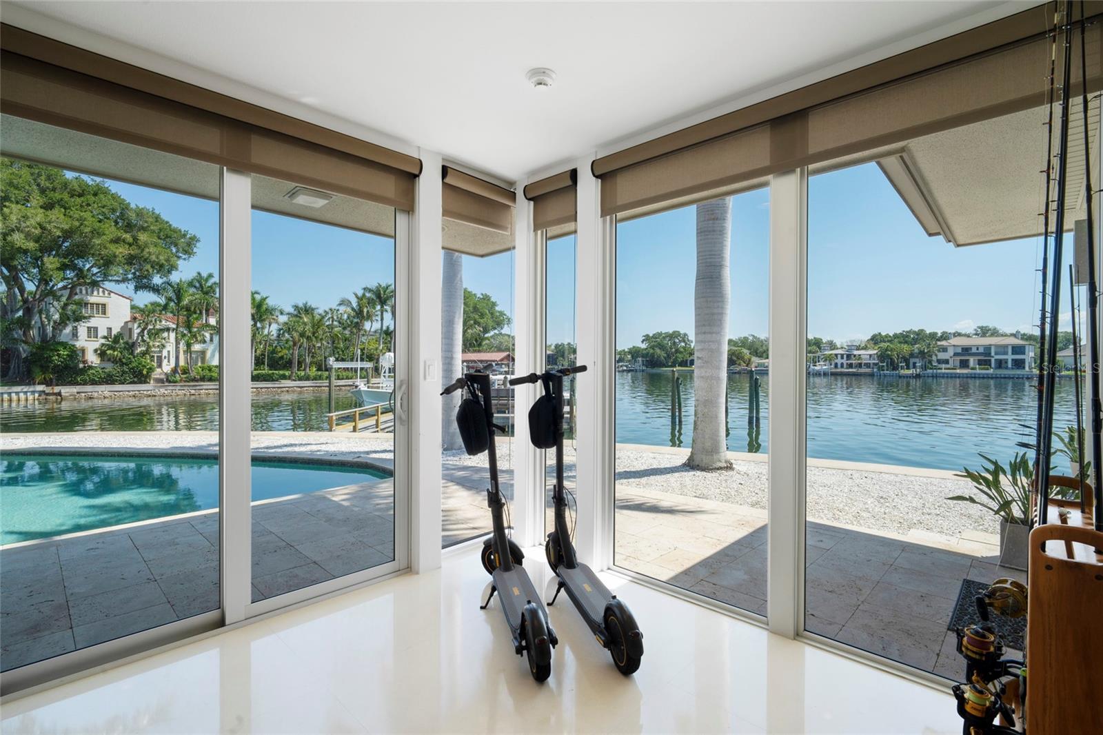 10 BRIGHTWATERS Cir ST PETERSBURG, FL 33704