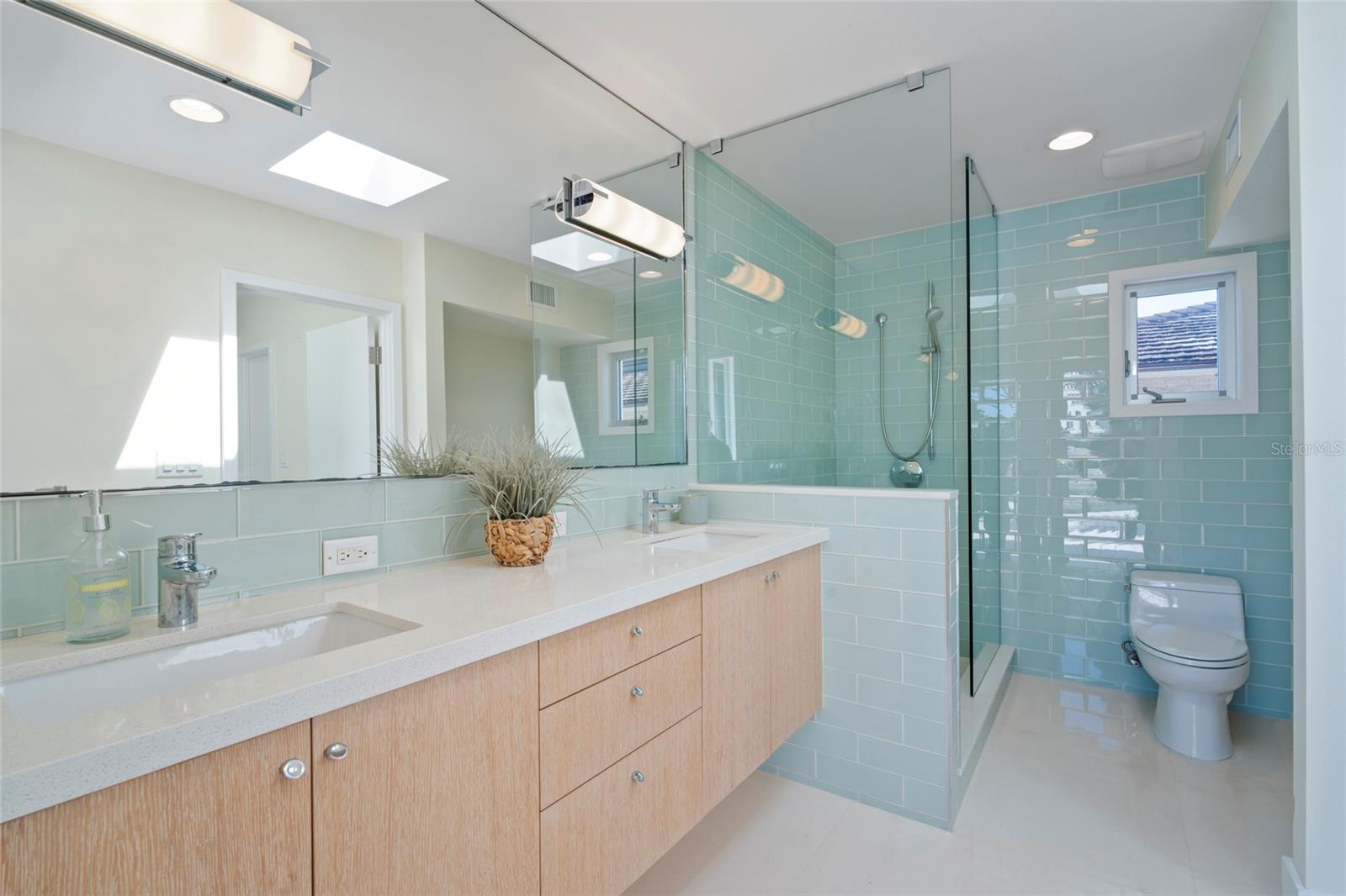 10 BRIGHTWATERS Cir ST PETERSBURG, FL 33704