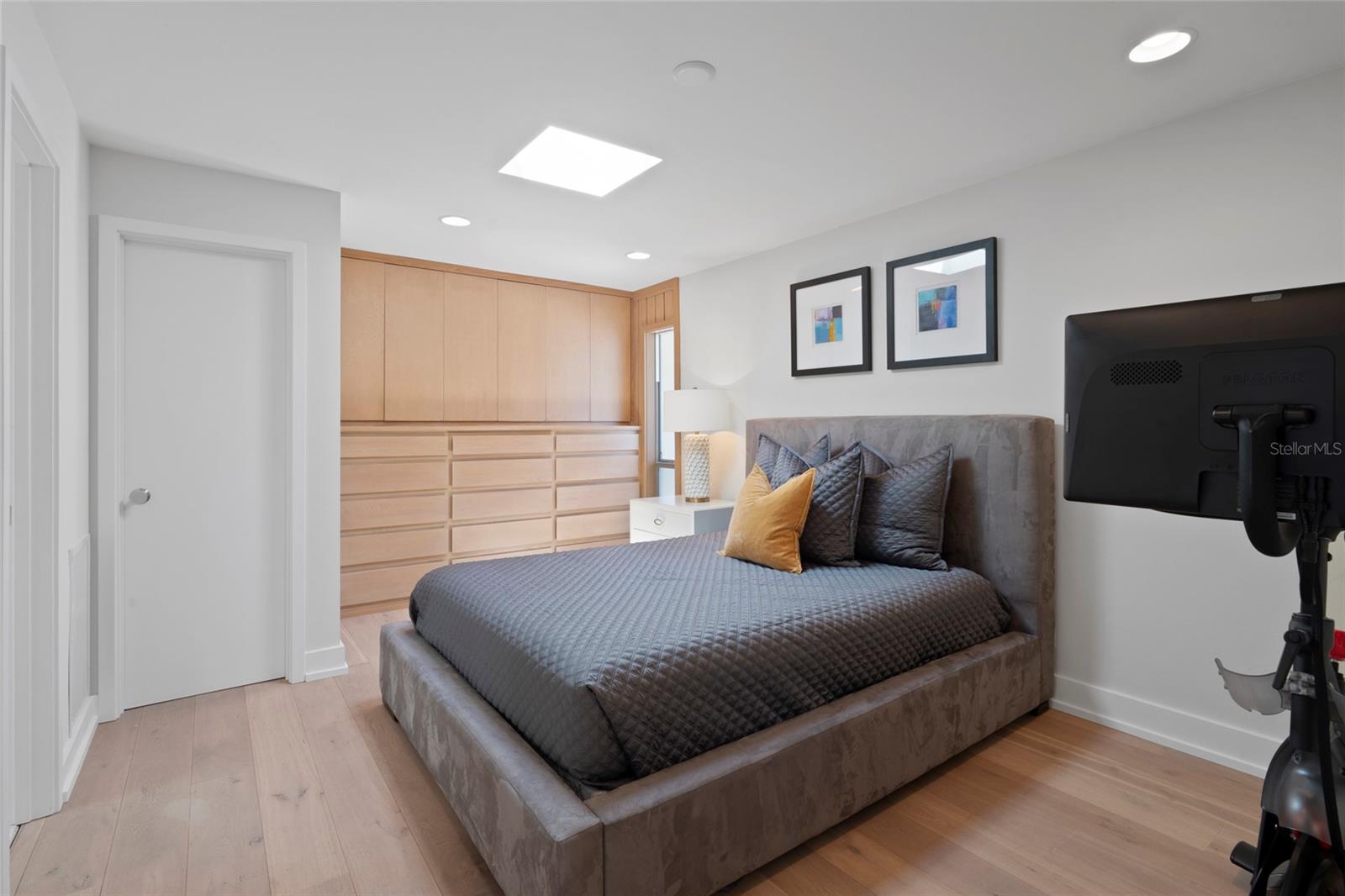 10 BRIGHTWATERS Cir ST PETERSBURG, FL 33704