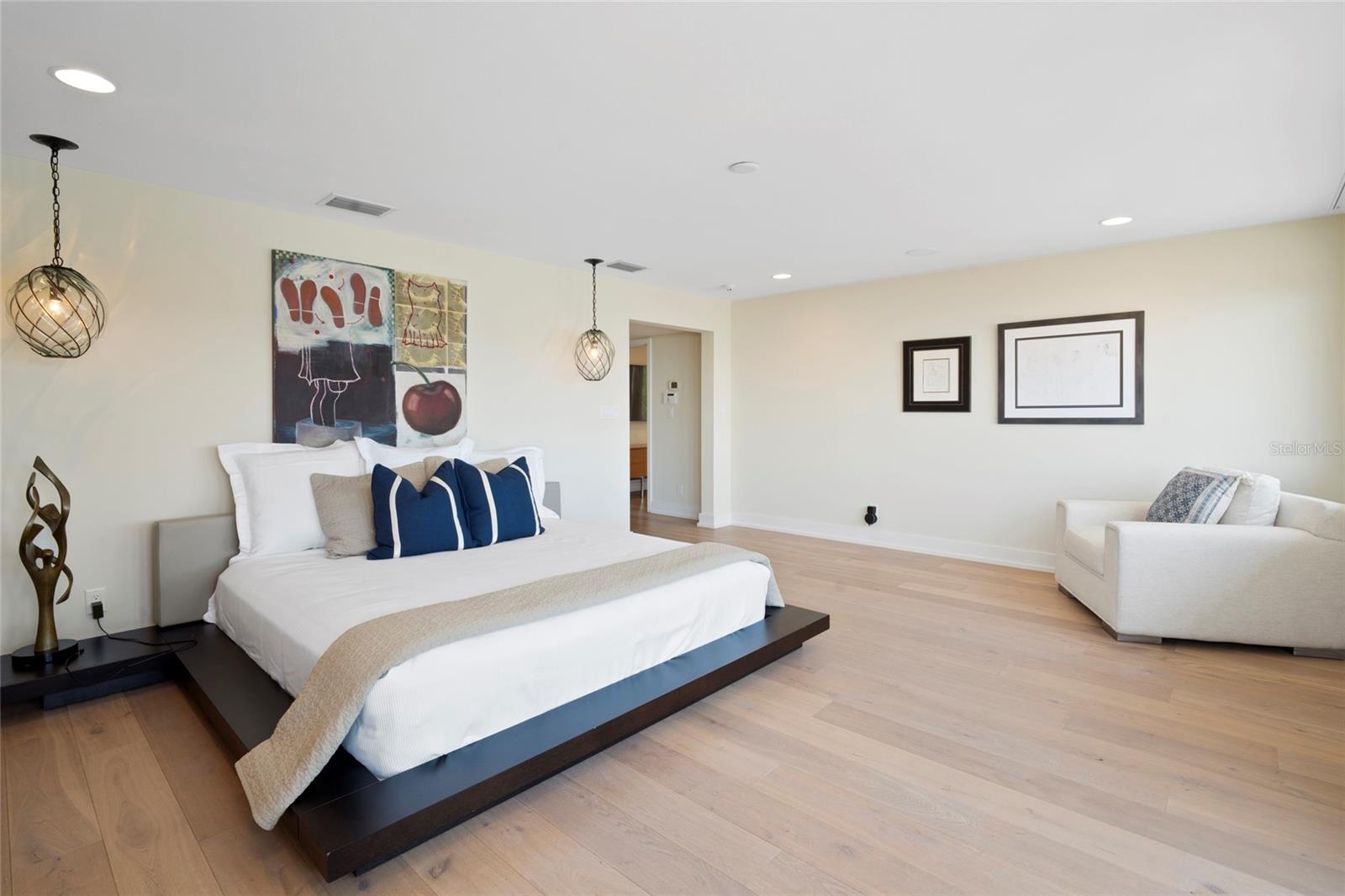 10 BRIGHTWATERS Cir ST PETERSBURG, FL 33704