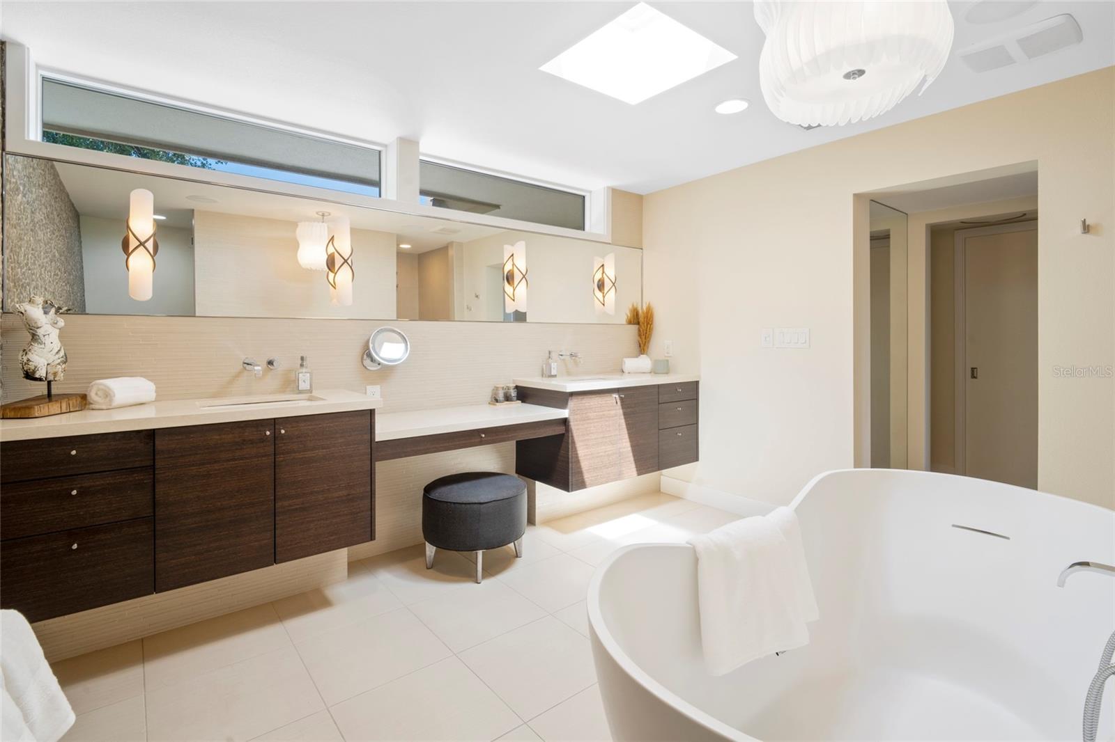 10 BRIGHTWATERS Cir ST PETERSBURG, FL 33704