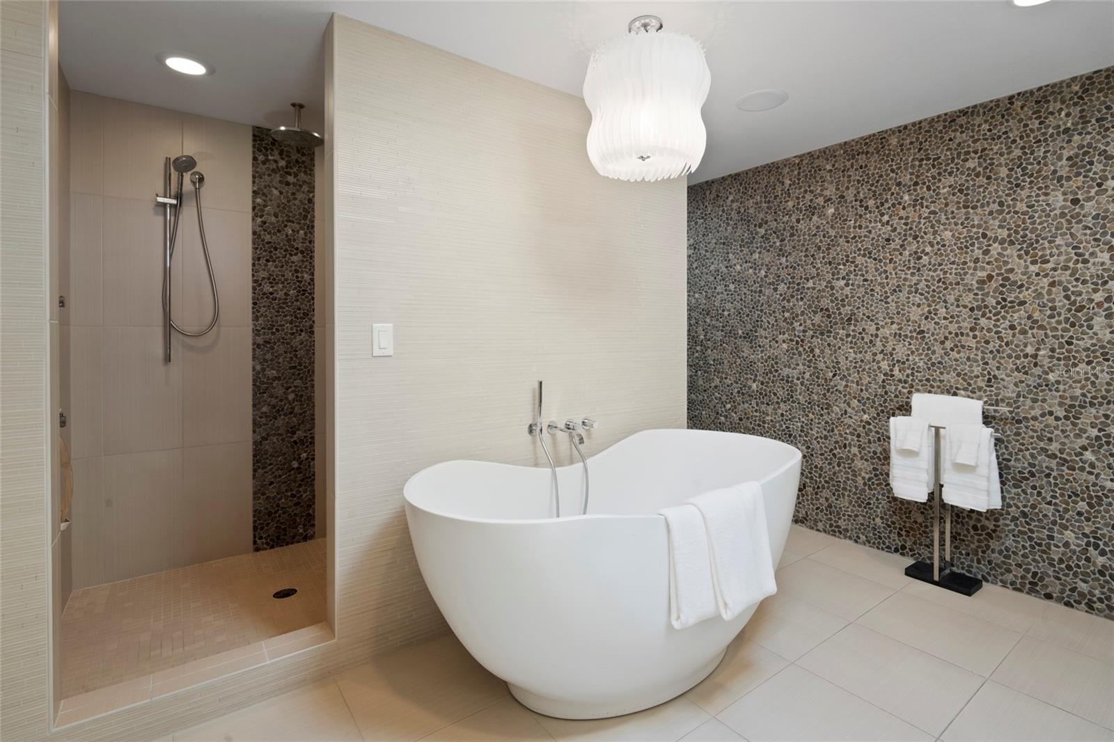 10 BRIGHTWATERS Cir ST PETERSBURG, FL 33704