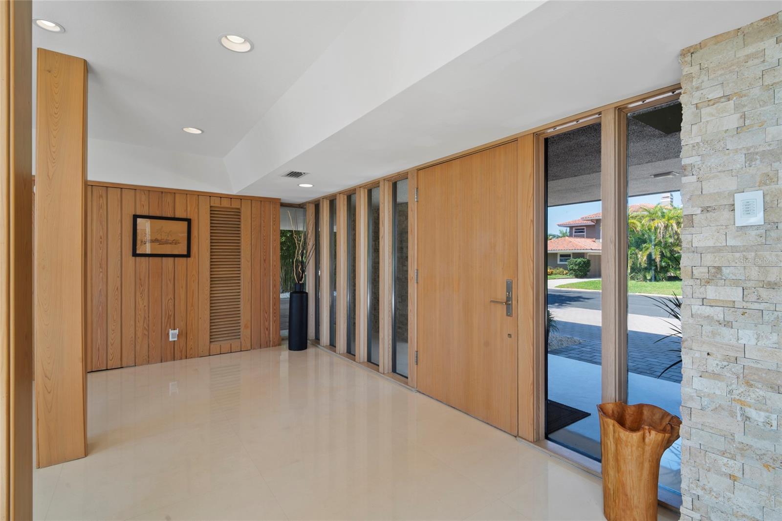 10 BRIGHTWATERS Cir ST PETERSBURG, FL 33704