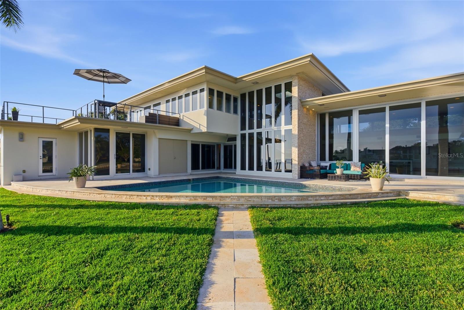 10 BRIGHTWATERS Cir ST PETERSBURG, FL 33704