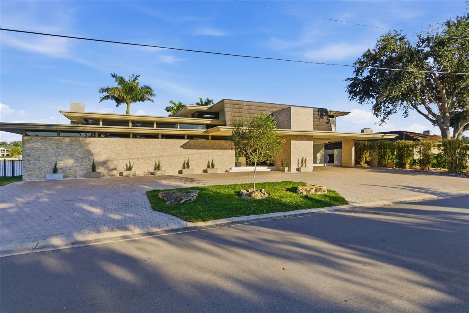 10 BRIGHTWATERS Cir ST PETERSBURG, FL 33704