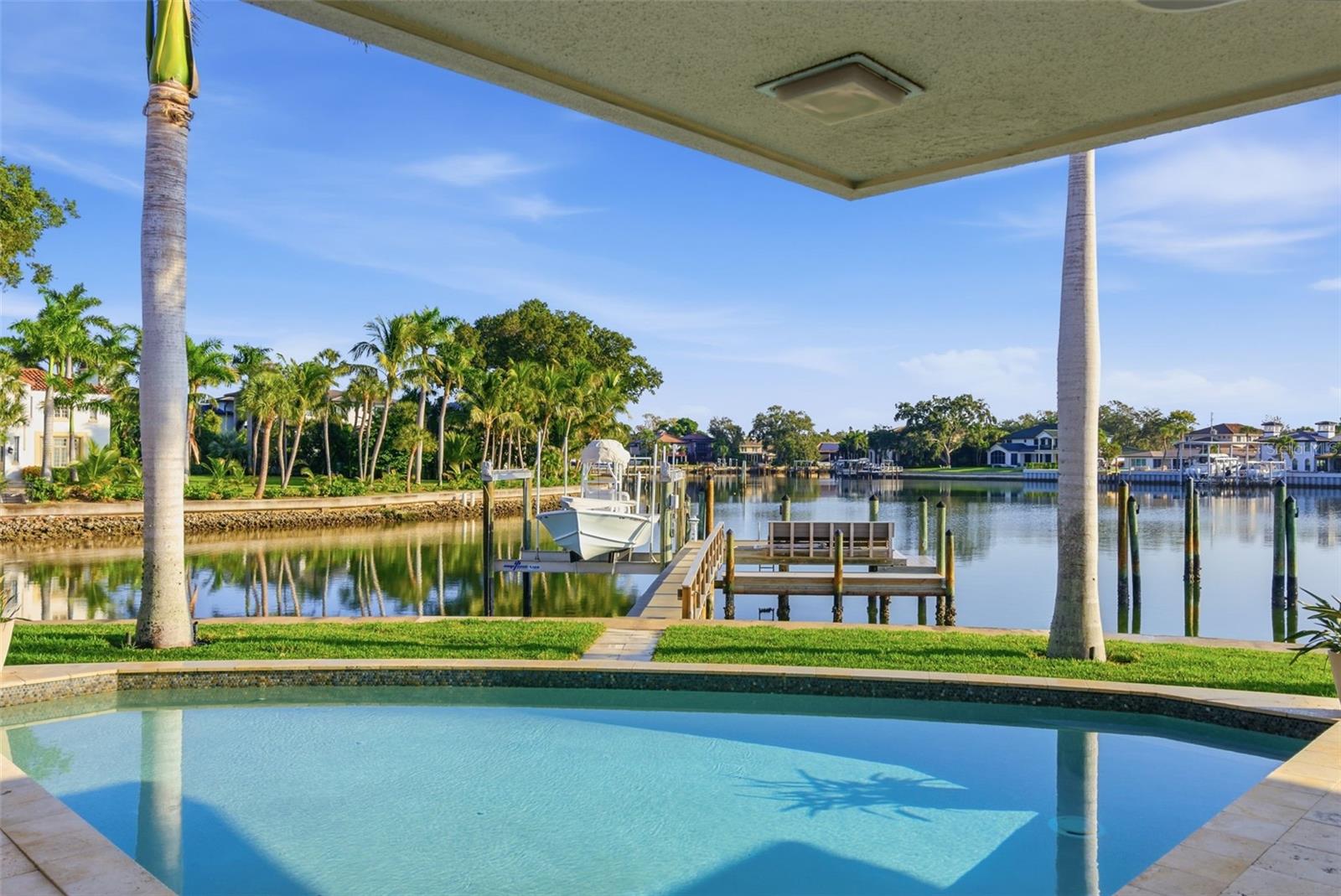 10 BRIGHTWATERS Cir ST PETERSBURG, FL 33704