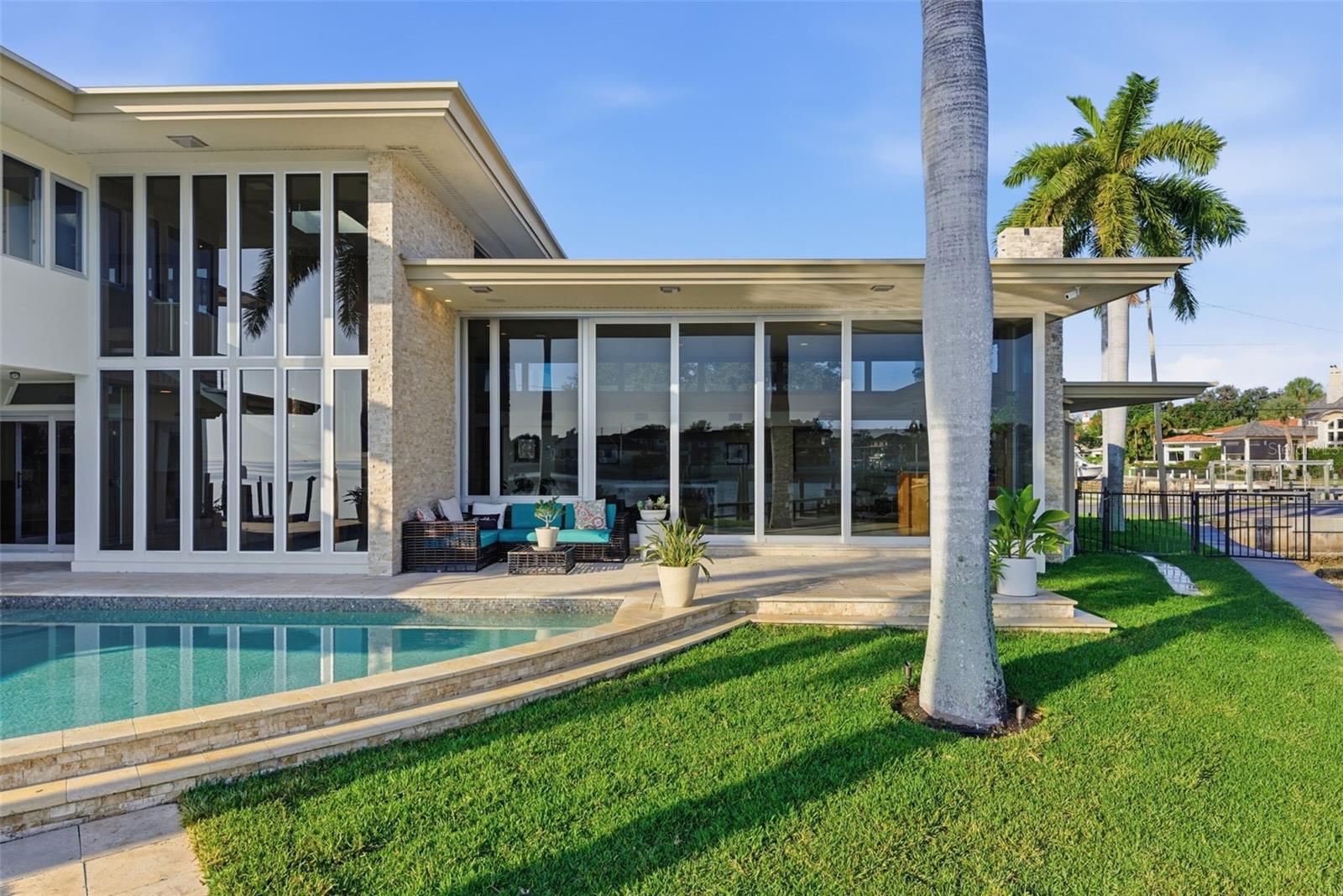 10 BRIGHTWATERS Cir ST PETERSBURG, FL 33704