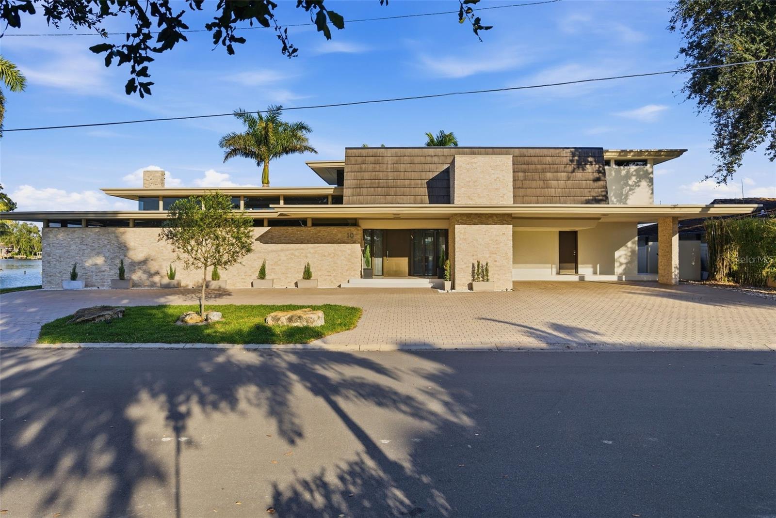 10 BRIGHTWATERS Cir ST PETERSBURG, FL 33704