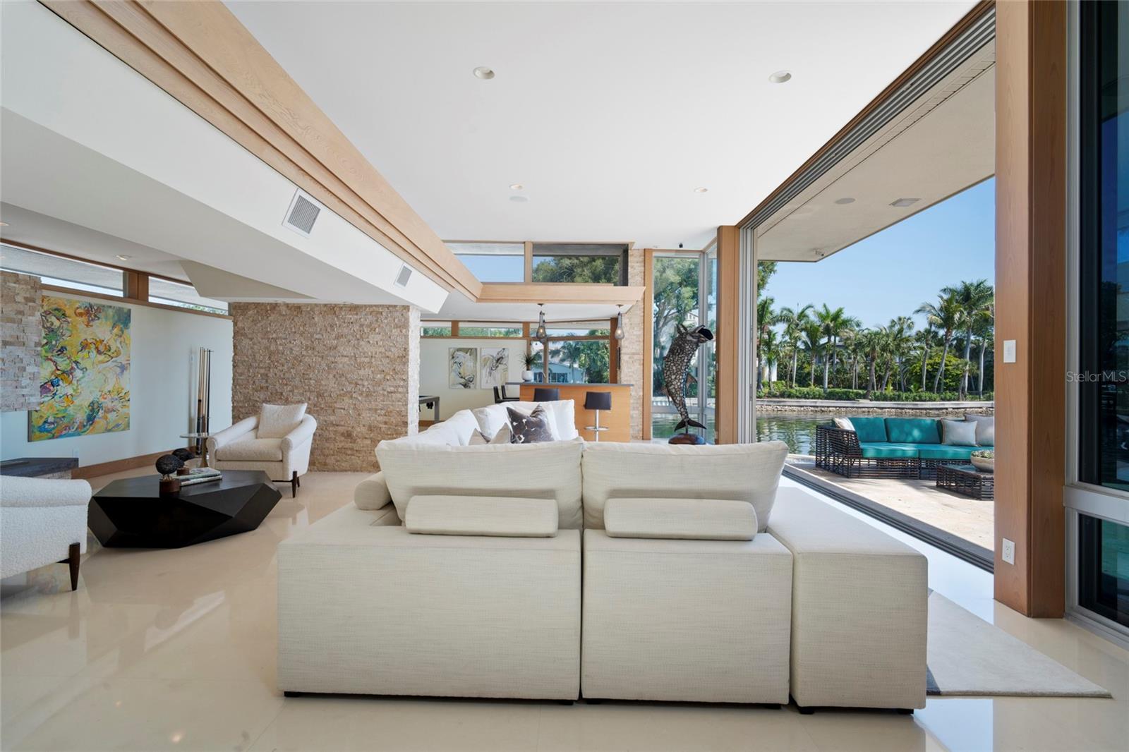 10 BRIGHTWATERS Cir ST PETERSBURG, FL 33704