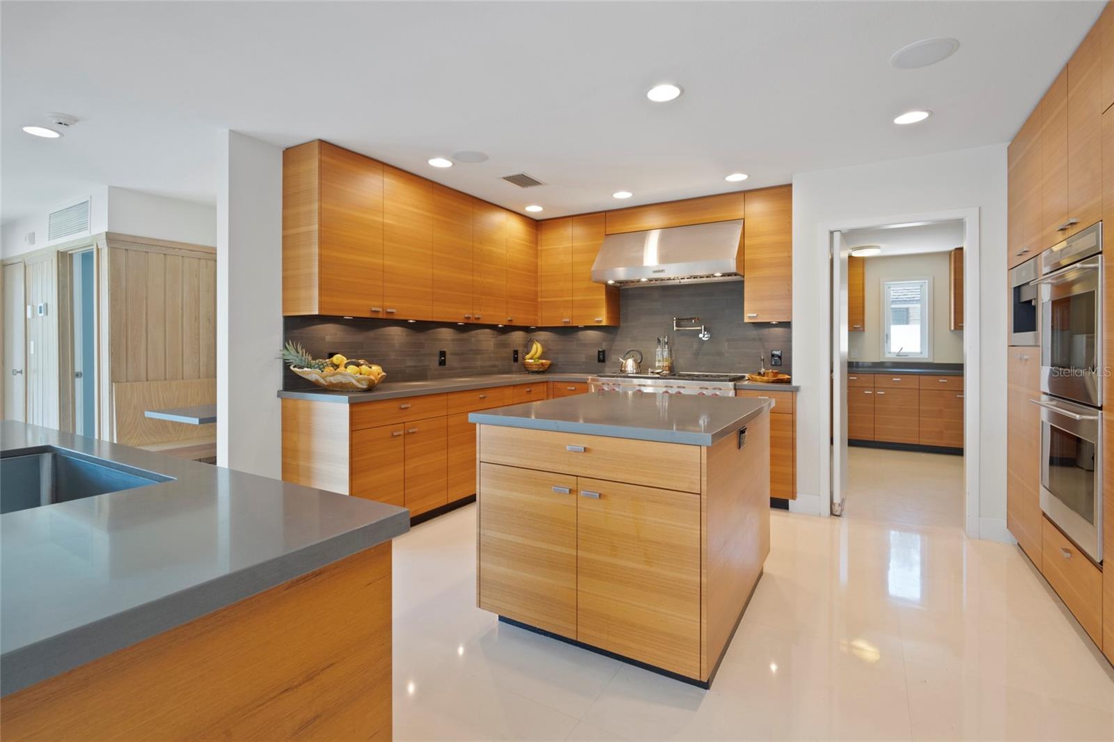 10 BRIGHTWATERS Cir ST PETERSBURG, FL 33704