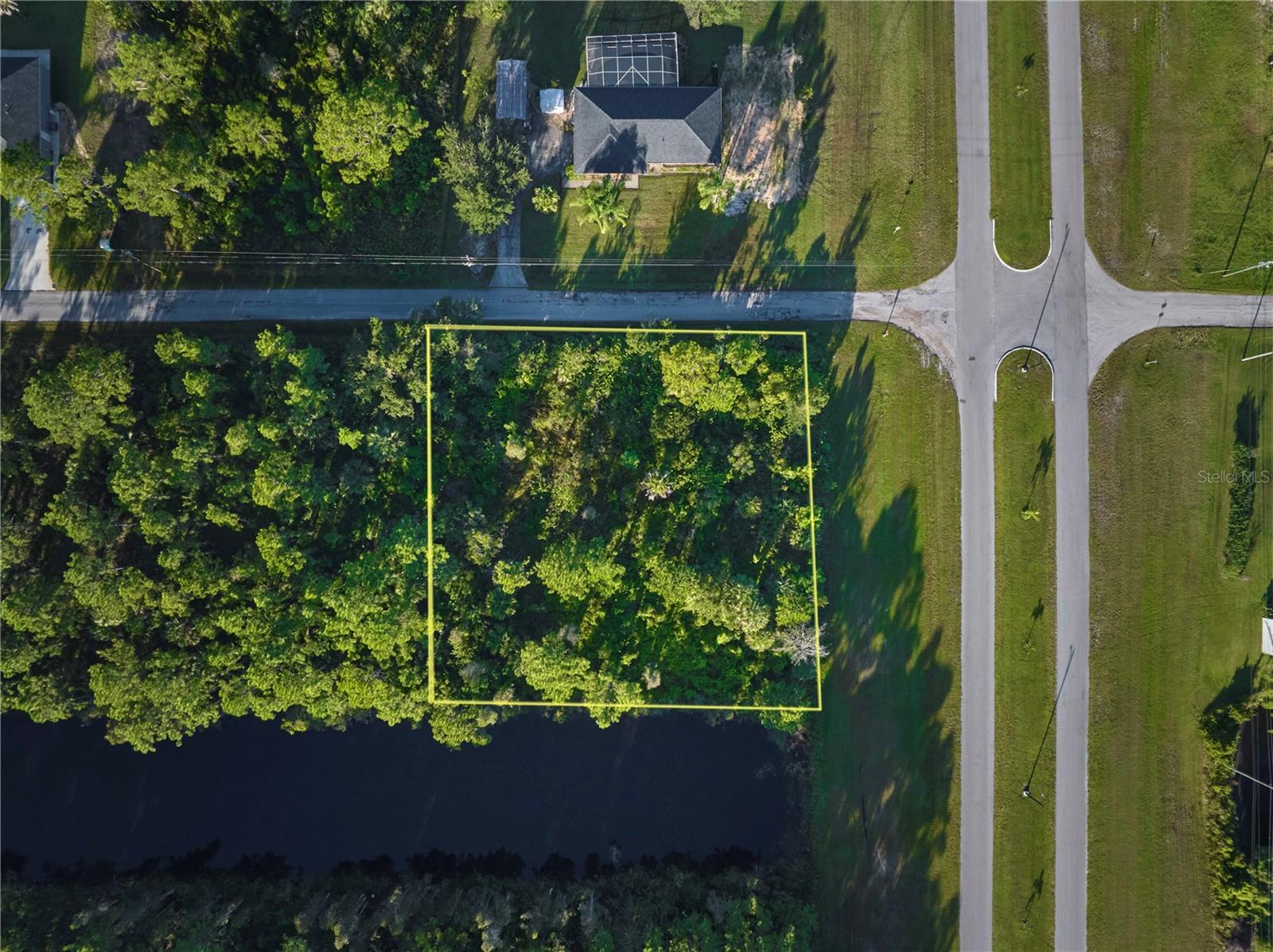 2 AMARYLLIS Dr INDIAN LAKE ESTATES, FL 33855