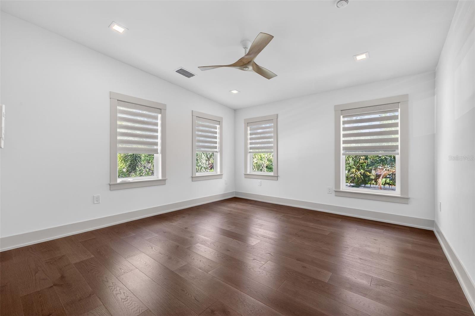 124 19TH Ave ST PETERSBURG, FL 33704