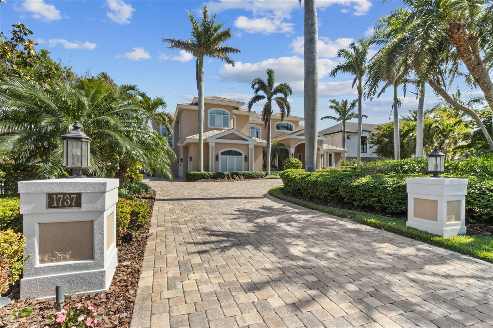 1737 BRIGHTWATERS Blvd ST PETERSBURG, FL 33704