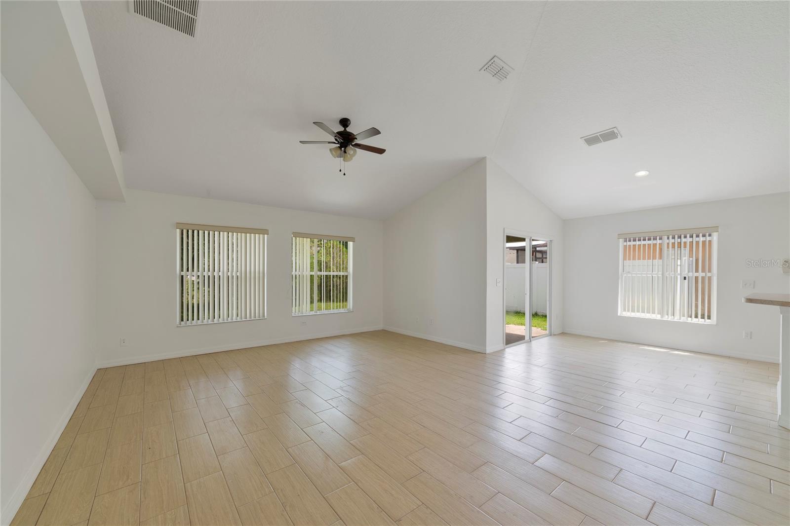 2743 EAGLE Cyn Dr KISSIMMEE, FL 34746