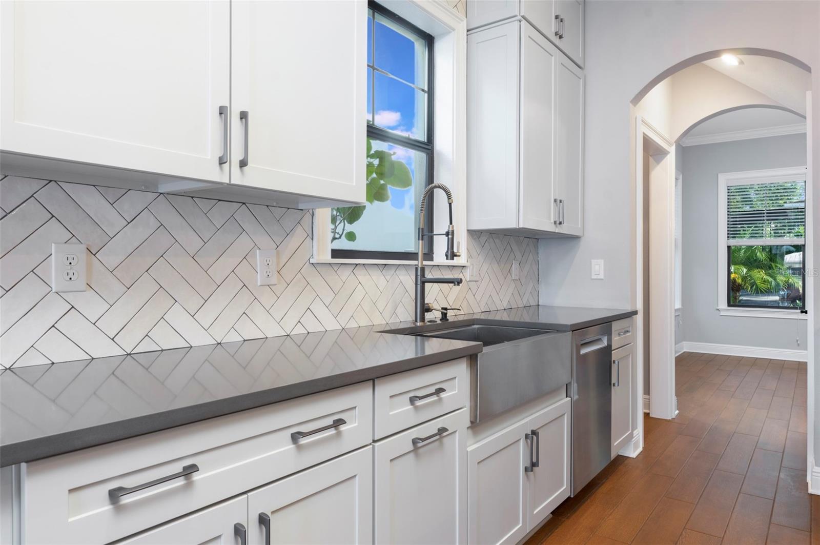 555 26TH Ave ST PETERSBURG, FL 33704
