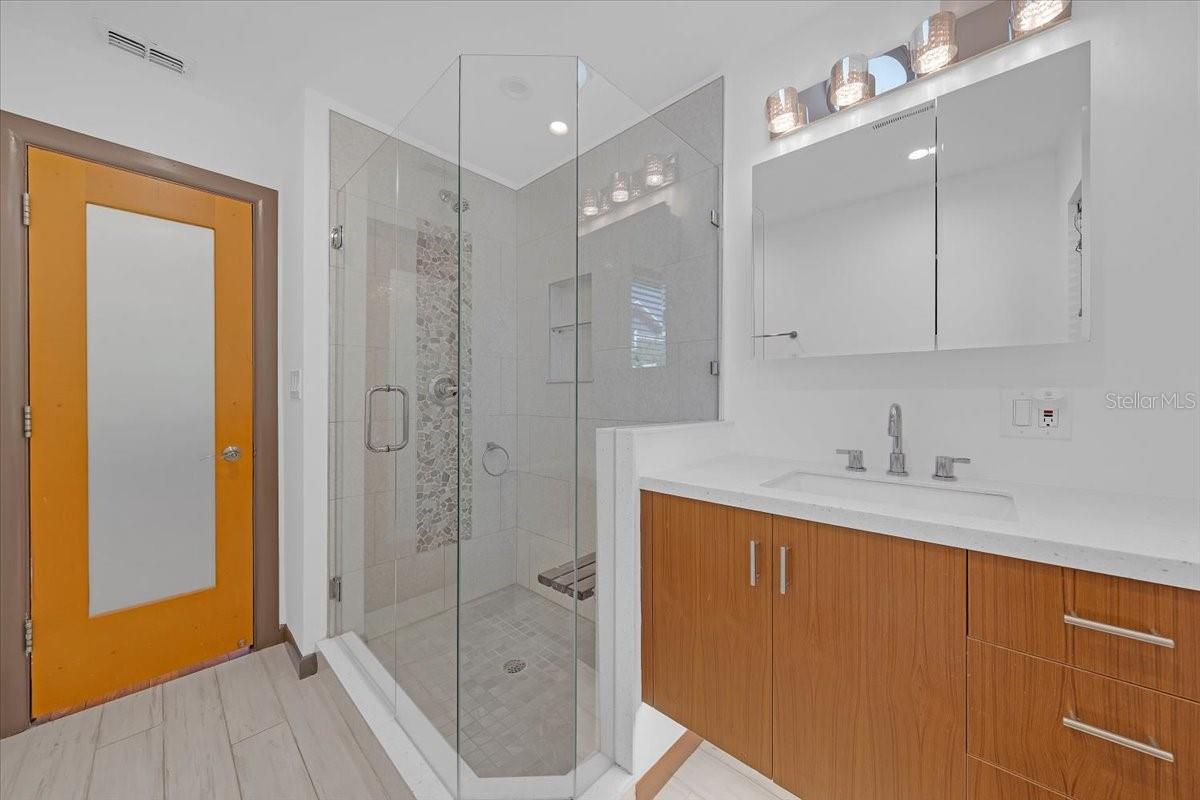 225 17TH Ave ST PETERSBURG, FL 33701